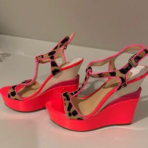 LIKE NEW Gianni Bini Hot Pink Leopard Wedge